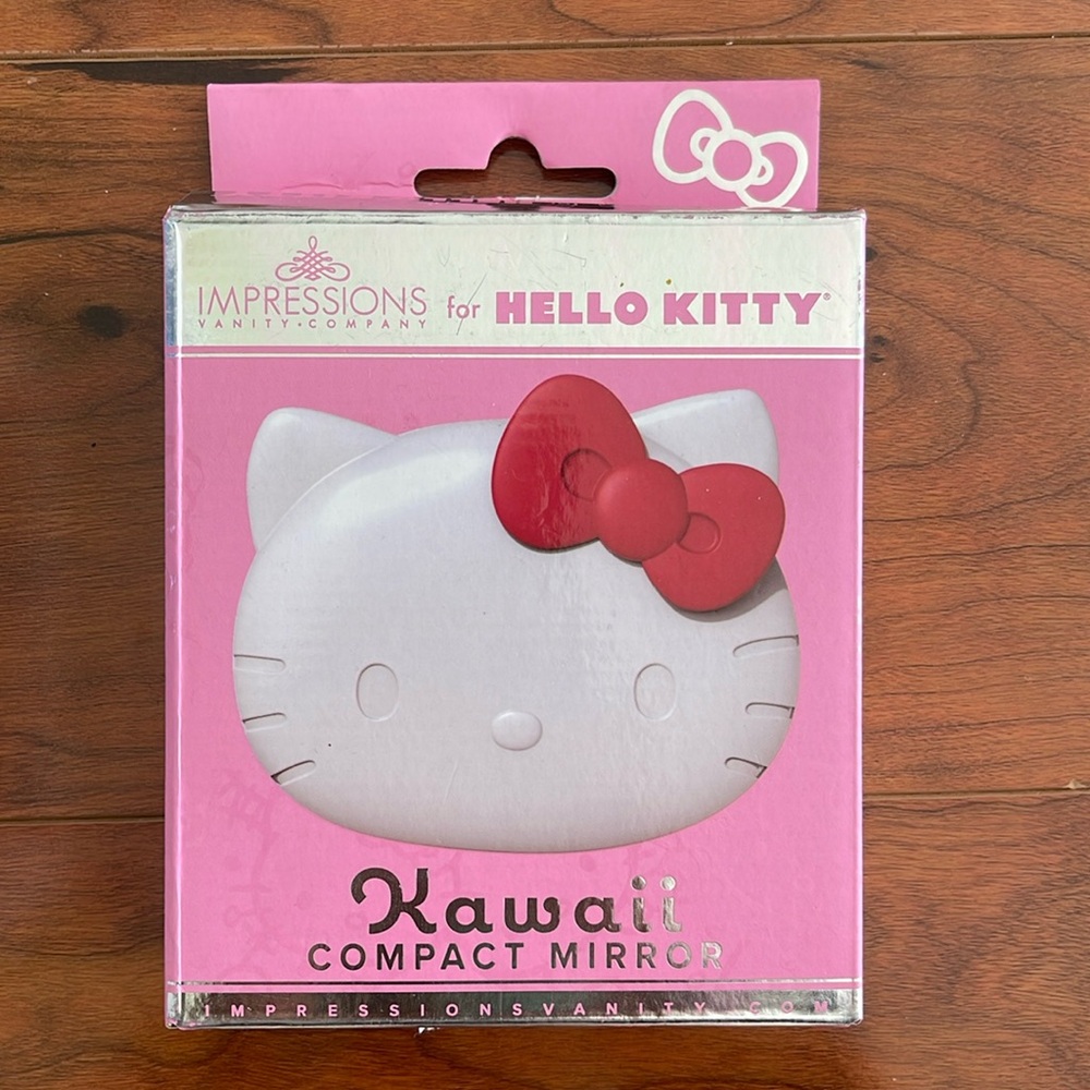 NWT Hello Kitty Kawaii Compact LED Light Mirror
